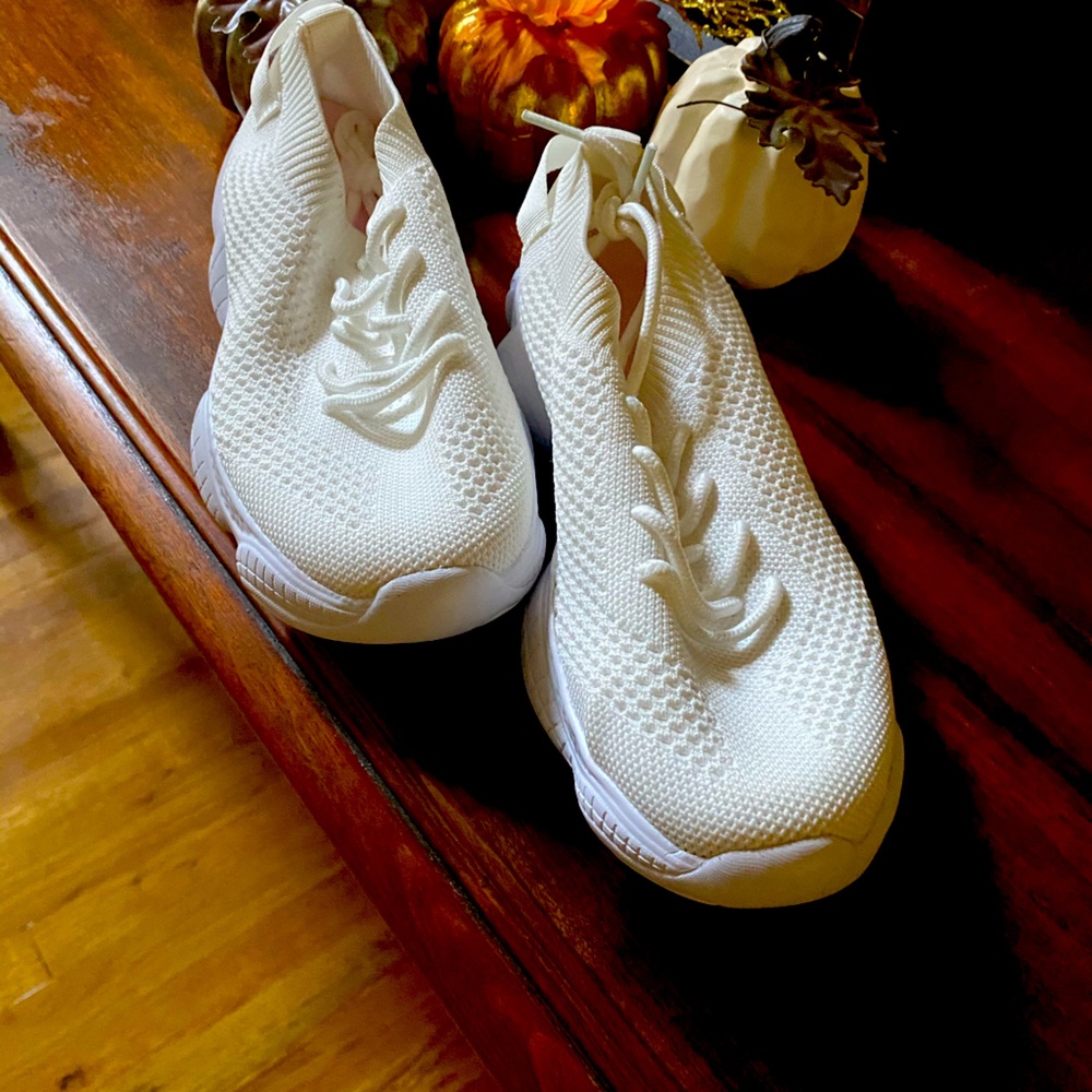 Tennis shoes